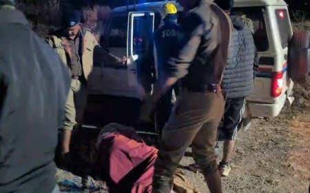 नैनीताल : कैंची धाम क्षेत्र में बारात की गाड़ी गिरी, अल्मोड़ा के तीन शिक्षकों की हुई मौत, एक घायल