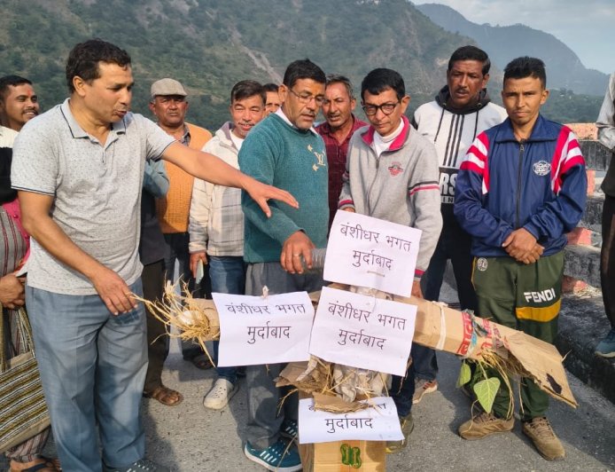 बेतालघाट में फूंका गया बीजेपी विधायक बंशीधर भगत का पुतला, यशपाल आर्य के खिलाफ सदन में की गई बदसलूकी को लेकर जताया आक्रोश