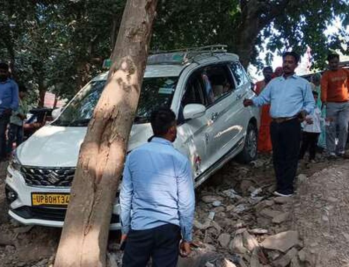 देवदूत बना पेड़: खाई में गिरने से बाल-बाल बची कार, ऐसे बची बुजुर्ग और दो मासूमों की जान