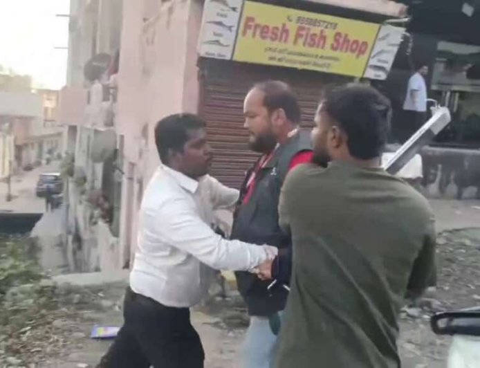 अतिक्रमण की रिपोर्टिंग कर रहे पत्रकार पर जानलेवा हमला, नहर में फेंका, दो गिरफ्तार