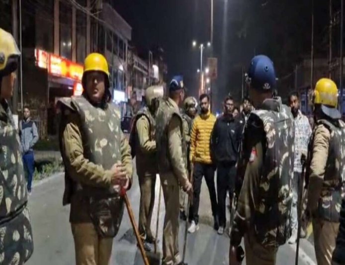 प्रतिबंधित पशु के अवशेष मिलने से हल्द्वानी में बवाल, पथराव और तोड़फोड़ के बाद पुलिस ने भांजी लाठियां