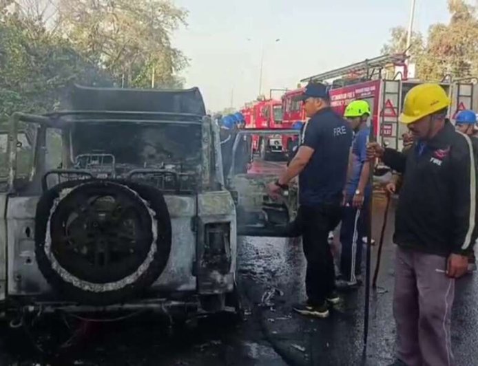 उत्तराखंड : सड़क पर दौड़ती थार में लगी भयानक आग, चार युवकों ने कूदकर बचाई अपनी जान