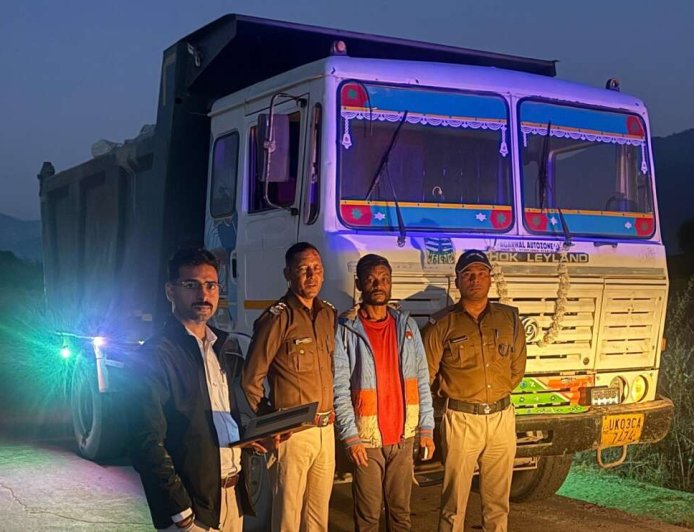 चम्पावत : ओवरलोडिंग पर ₹98,500 का चालान, तीन वाहन जब्त किए