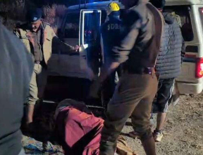 नैनीताल : कैंची धाम क्षेत्र में बारात की गाड़ी गिरी, अल्मोड़ा के तीन शिक्षकों की हुई मौत, एक घायल