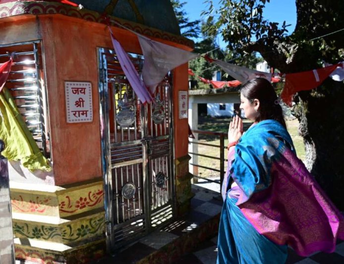 चम्पावत : गीता धामी ने पल्सों व डड़ा बिष्ट में वृद्धजनों के साथ किया संवाद