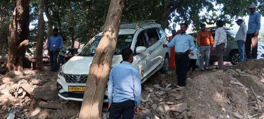 देवदूत बना पेड़: खाई में गिरने से बाल-बाल बची कार, ऐसे बची बुजुर्ग और दो मासूमों की जान