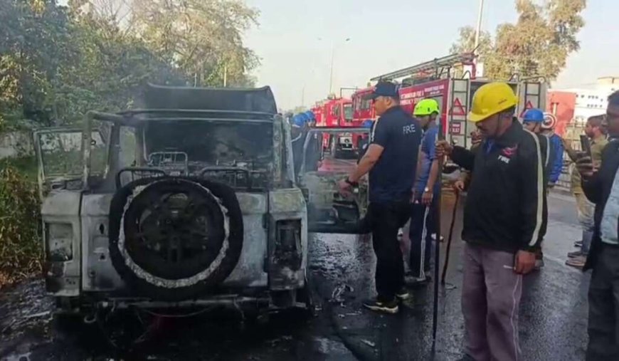 उत्तराखंड : सड़क पर दौड़ती थार में लगी भयानक आग, चार युवकों ने कूदकर बचाई अपनी जान