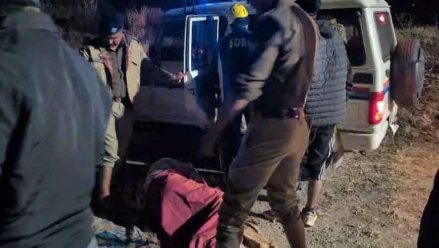 नैनीताल : कैंची धाम क्षेत्र में बारात की गाड़ी गिरी, अल्मोड़ा के तीन शिक्षकों की हुई मौत, एक घायल