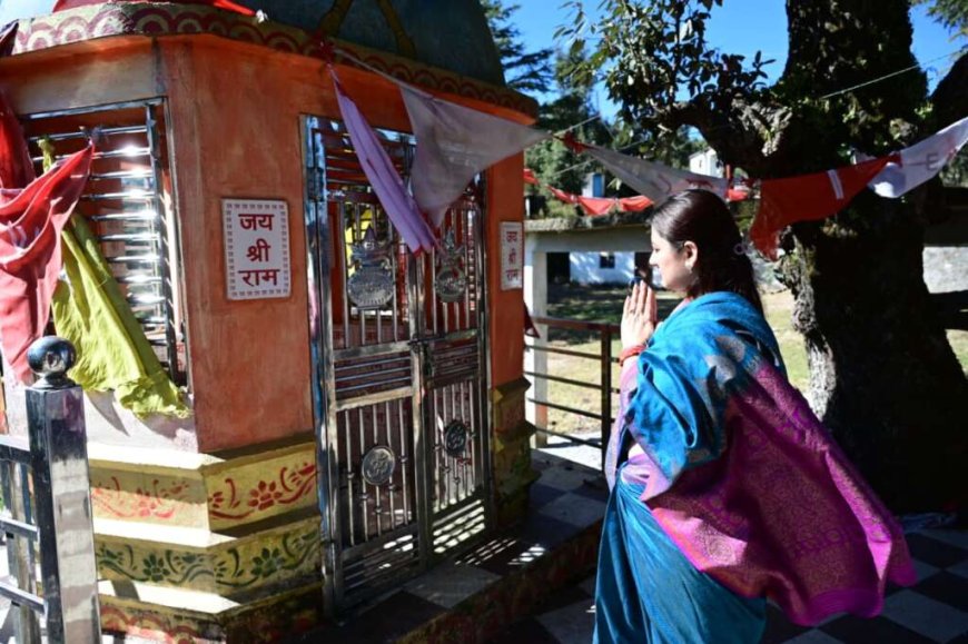 चम्पावत : गीता धामी ने पल्सों व डड़ा बिष्ट में वृद्धजनों के साथ किया संवाद