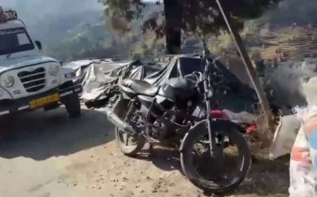 लोहाघाट : मायावती आश्रम मार्गं पर खड़े पिकअप से टकराई बाइक, दो युवक गंभीर रूप से घायल