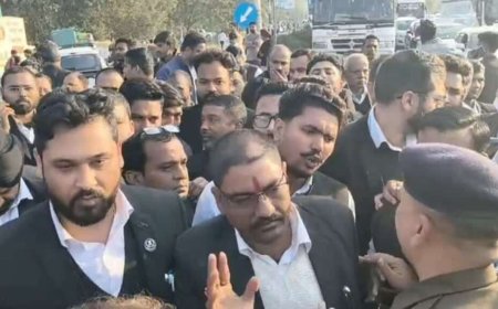 पुलिस को भारी पड़ी चूक, वकीलों ने सड़क जाम कर किया हंगामा, अफसरों के छूटे पसीने