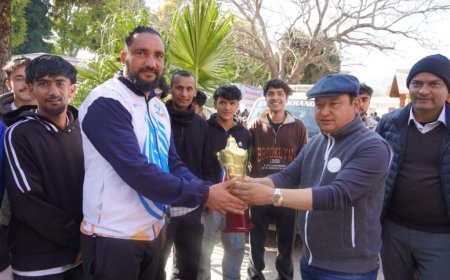 चम्पावत : सांसदीय फुटबॉल विजेता टीम को सचिव ने किया सम्मानित