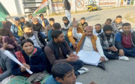 चम्पावत : कांग्रेस कार्यकर्ताओं ने सीएम कैंप कार्यालय गेट पर किया धरना प्रदर्शन