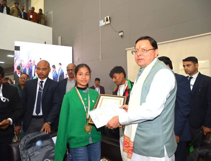दिव्यांग दिवस पर सीएम ने बांटे प्रशस्ति पत्र