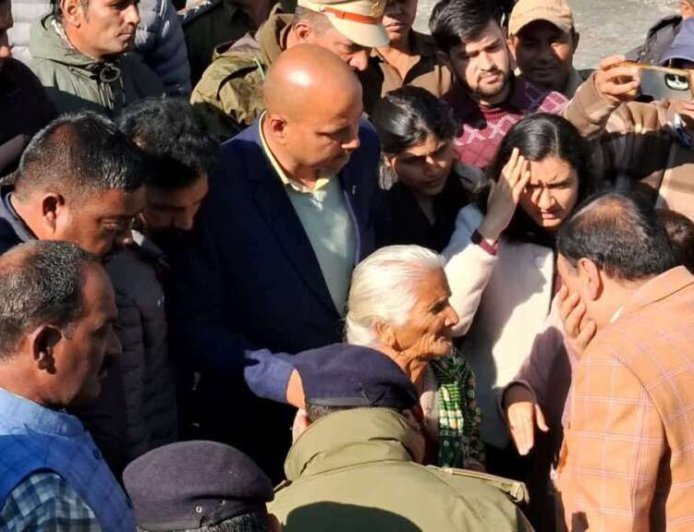 वन्यजीव हमले में मृतक के परिवार से मिलने पहुंचे अधिकारी, तभी गुलदार ने कर दिया एक और शिकार, भड़के ग्रामीण