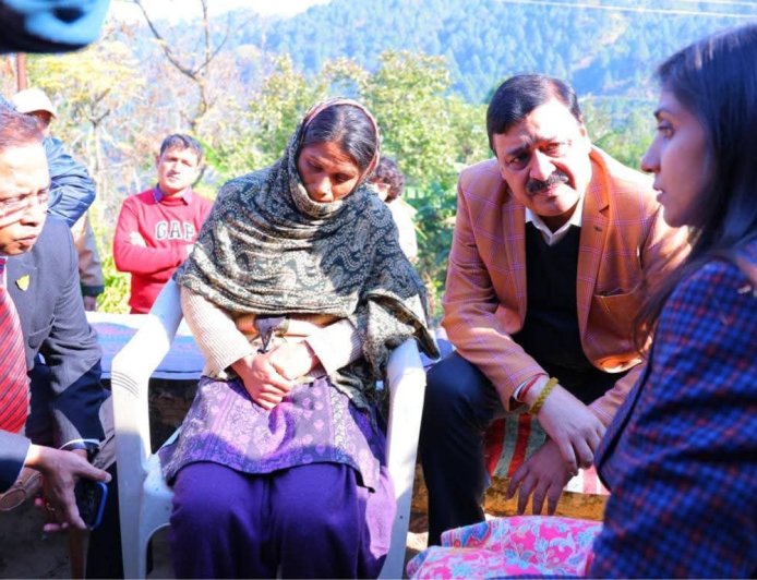 मानव वन्यजीव संघर्ष को लेकर बड़ी चुनौती, पौड़ी में पीड़ित परिवार से मिले अधिकारी