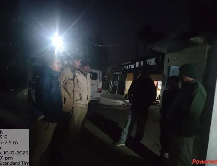 चम्पावत : गुलदार दिखने की शिकायत पर वन विभाग की टीम आसपास के गांवों को किया भ्रमण