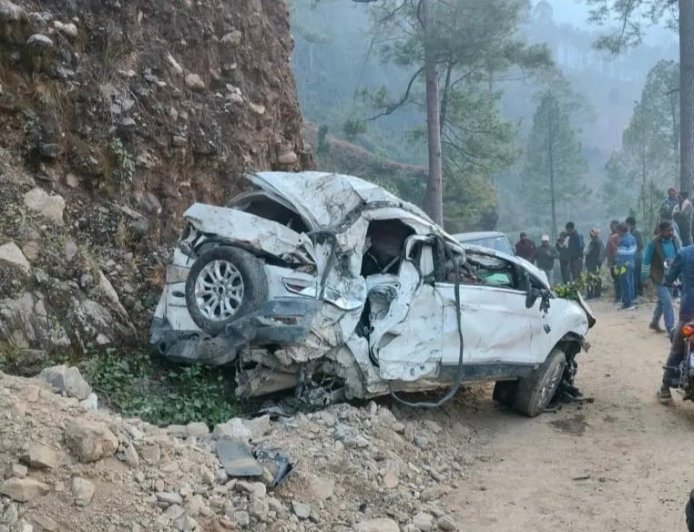 Uttarakhand: अनियंत्रित होकर यहां गहरी खाई में गिरी कार , दो महिलाओं समेत तीन की मौत