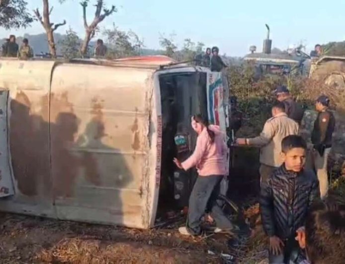 उत्तराखंड: सवारियों से भरी बस खेत में पलटी, कई यात्री गंभीर रूप से घायल