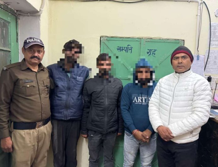 टनकपुर : सार्वजनिक स्थान पर नशा करने वालों के खिलाफ की कार्रवाई