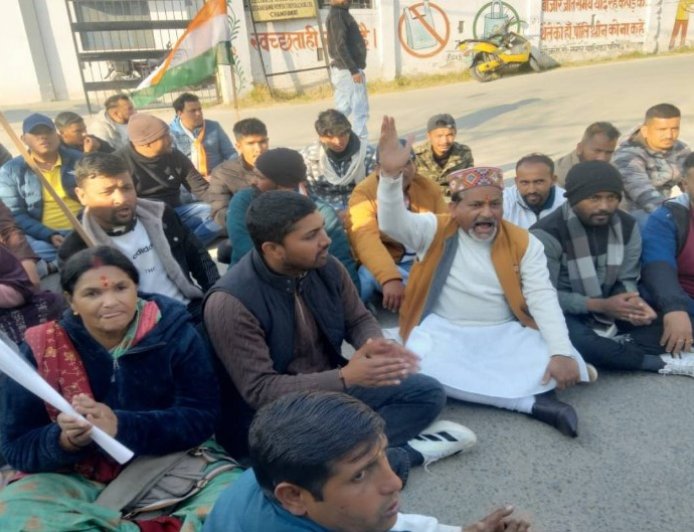 चम्पावत : कांग्रेस कार्यकर्ताओं ने सीएम कैंप कार्यालय गेट पर किया धरना प्रदर्शन