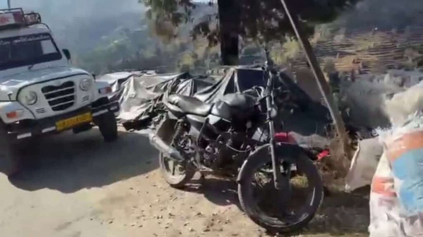 लोहाघाट : मायावती आश्रम मार्गं पर खड़े पिकअप से टकराई बाइक, दो युवक गंभीर रूप से घायल