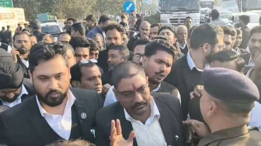 पुलिस को भारी पड़ी चूक, वकीलों ने सड़क जाम कर किया हंगामा, अफसरों के छूटे पसीने