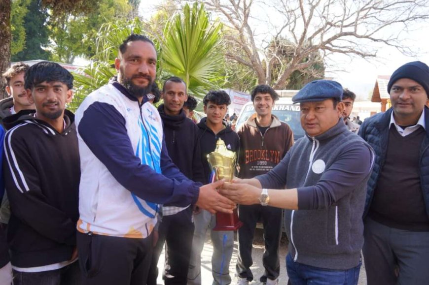 चम्पावत : सांसदीय फुटबॉल विजेता टीम को सचिव ने किया सम्मानित