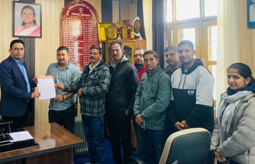 चम्पावत : एनएचएम के आउटसोर्स कर्मचारियों को दो माह से नहीं मिला मानदेय, सीएमओ को सौंपा ज्ञापन