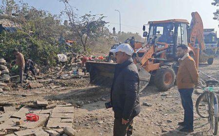 टनकपुर : बैराज क्षेत्र में आधा दर्जन अवैध दुकानों पर चला प्रशासन का बुलडोजर