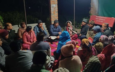 चंपावत: जिलाधिकारी मनीष कुमार ने हेलागोठ में रात्रि चौपाल लगाकर ग्रामीणों की समस्याएं सुनी