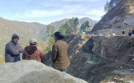 चम्पावत जिलाधिकारी ने स्वाला चौड़ीकरण निरीक्षण में गुणवत्ता और तेजी पर जोर दिया