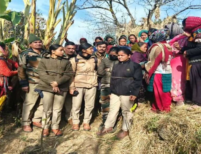 उत्तराखंड : गुस्साए ग्रामीणों ने वन कर्मियों को रस्सी से बांधा, घंटों बनाए रखा बंधक