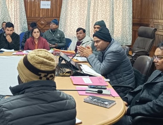 चम्पावत : जनपद के सभी देवदार एवं बांज के वृक्षों के संरक्षण के दिए कड़े निर्देश