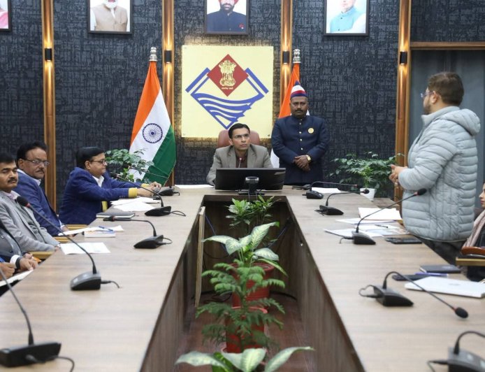 ग्रीन बिल्डिंग की सुस्त रफ्तार पर भड़के डीएम सविन, अधिकारियों को लगाई फटकार