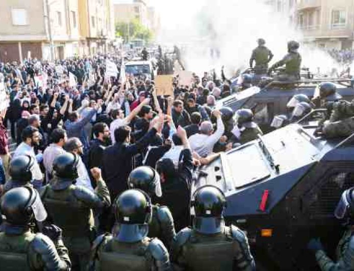 ईरान में सड़कों पर खून, इंटरनेट बंद…अब प्रदर्शनकारियों के साथ क्या होगा?