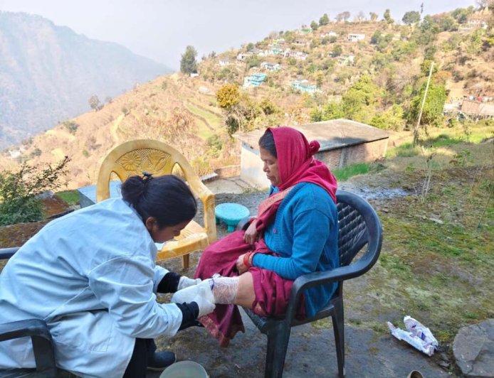 जिलाधिकारी मनीष कुमार की पहल से 50 वर्षीय महिला को मिला कृत्रिम पैर