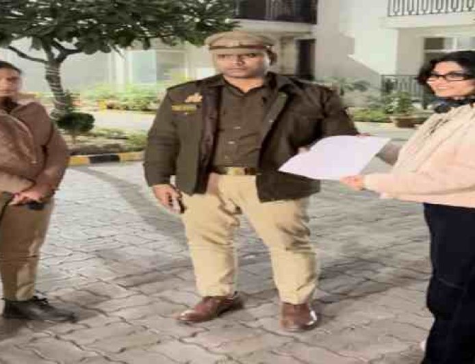 नेहा सिंह राठौर पर एंटी मोदी टिप्पणी का बड़ा एक्शन! वाराणसी पुलिस पहुंची उनके घर