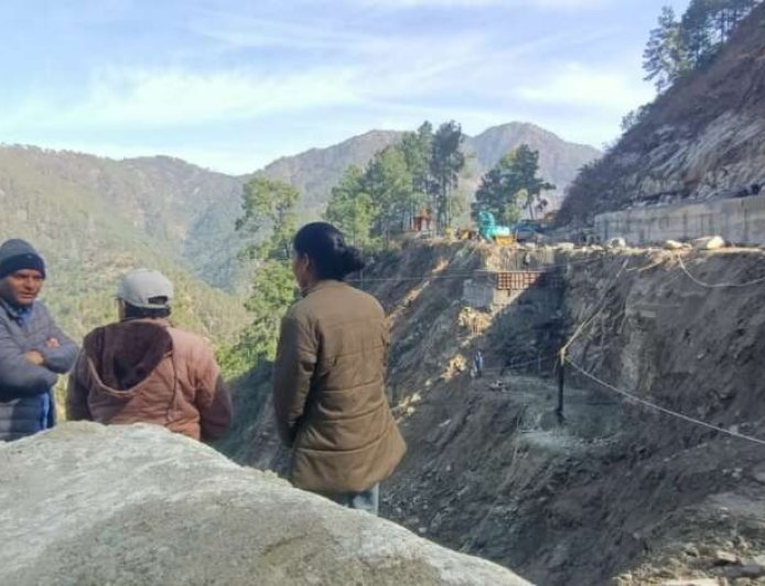 चम्पावत जिलाधिकारी ने स्वाला चौड़ीकरण निरीक्षण में गुणवत्ता और तेजी पर जोर दिया