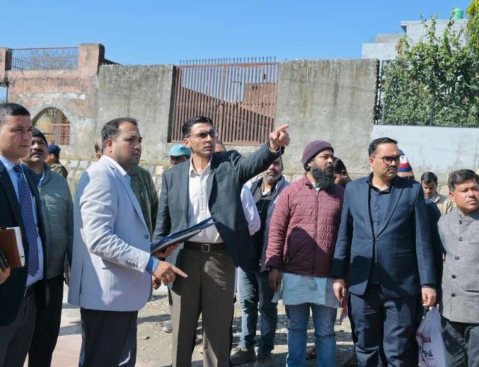 देहरादून: गंगा की पवित्रता से समझौता नहीं, डीएम ने चन्द्रेश्वर नाला क्षेत्र का किया स्थलीय निरीक्षण