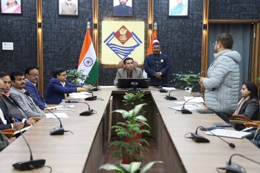 ग्रीन बिल्डिंग की सुस्त रफ्तार पर भड़के डीएम सविन, अधिकारियों को लगाई फटकार