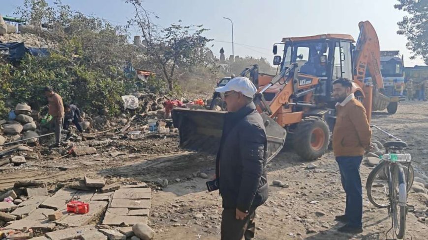 टनकपुर : बैराज क्षेत्र में आधा दर्जन अवैध दुकानों पर चला प्रशासन का बुलडोजर