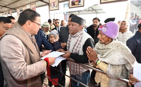 सीएम धामी ने खटीमा कैंप कार्यालय में सुनीं लोगों की समस्याएं