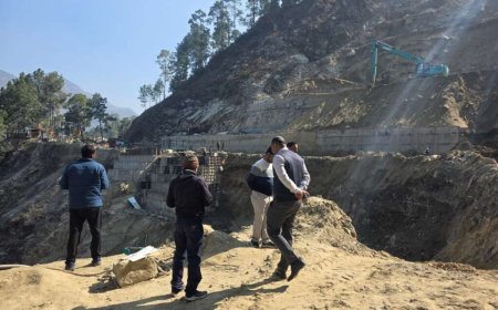 चम्पावत : स्वाला डेंजर जोन में निर्माण कार्य की धीमी गति पर डीएम हुए नाराज, त्वरित गति के निर्देश