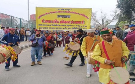 उत्तराखंड : ढोल दमाऊ के साथ लोनिवि कर्मियों ने किया सचिवालय कूच, पुलिस ने बैरिकेडिंग लगाकर रोका