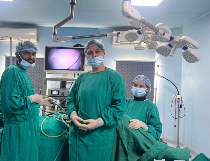 नीलकंठ अस्पताल में महिला के पेट की जटिल गांठ की सफल सर्जरी, गांठ से निकला 9 लीटर पानी