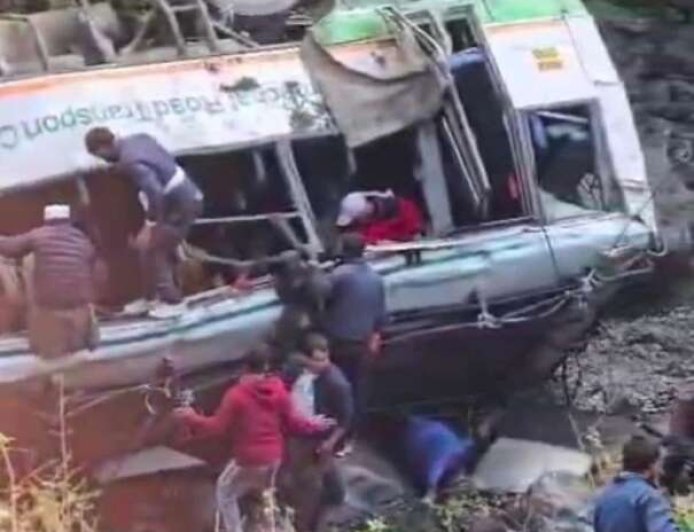 उत्तराखंड में रोडवेज बस नदी में गिरी, 4 की मौत क‌ई गंभीर