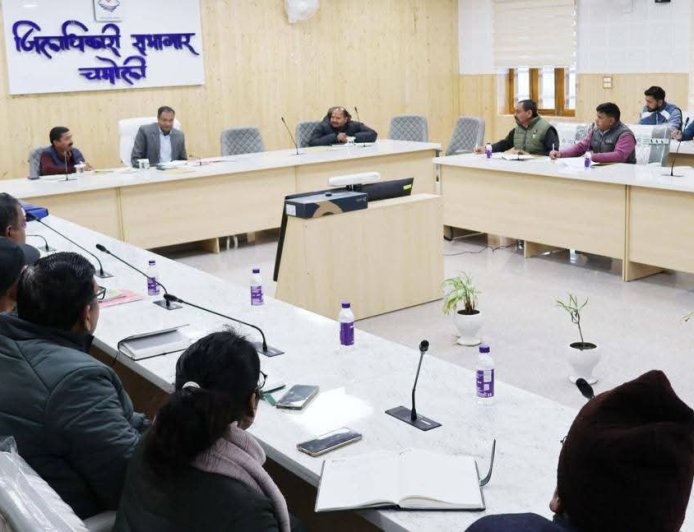 चमोली में बसंतोत्सव की तैयारी को लेकर डीएम ने की समीक्षा बैठक