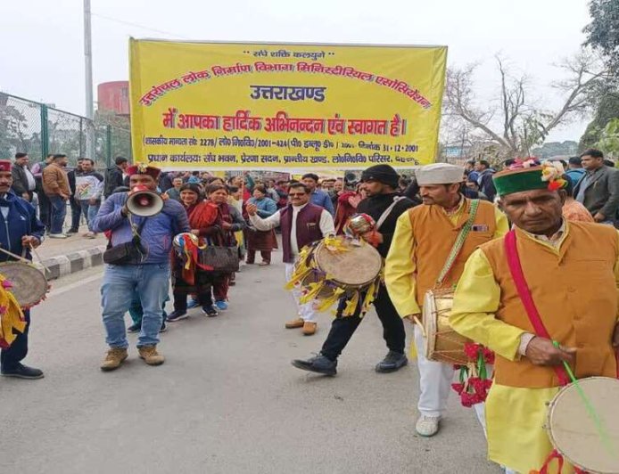 उत्तराखंड : ढोल दमाऊ के साथ लोनिवि कर्मियों ने किया सचिवालय कूच, पुलिस ने बैरिकेडिंग लगाकर रोका