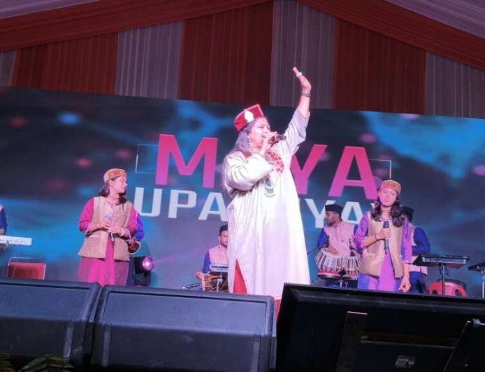 सरस कॉर्बेट महोत्सव: पहली सांस्कृतिक संध्या में माया उपाध्याय और जितेंद्र तोमक्याल के साथ झूम उठा चंपावत